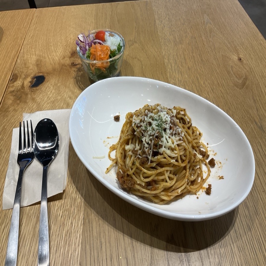 BOLOGNESE PASTA WITH MINI SALADA